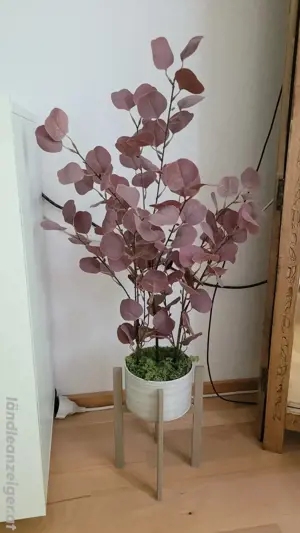Cremefarbenener Blumentopf mit Kunstpflanze