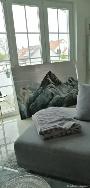 Großes Wandbild mit silber Metallic Hintergrund und Bergen