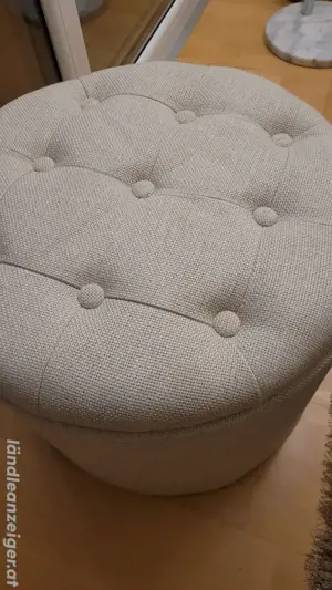 Cremefarbener Sitzhocker mit Stauraum Bild 2