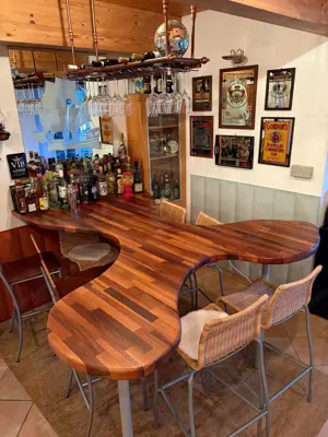 Bar mit Hockern - Komplettausstattung