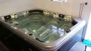 Whirlpool für 6 Personen (Salzsystem) 3 Liege, 3 Sitze,wie neu