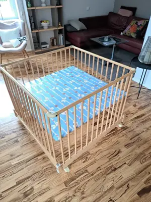 Kinderbett mit zweiter Ebene als Krabbelbox