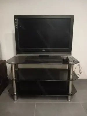 Glas-TV-Regal zu verschenken 