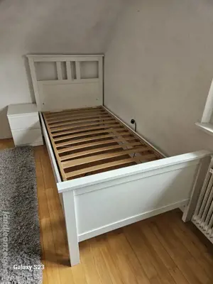 Bett und Nachtkästchen 