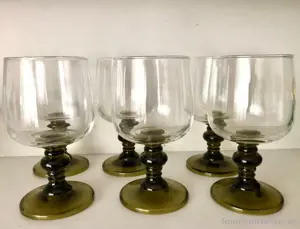 Stylische Römer Weingläser
