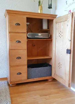 Schrank Vollholz Bild 2