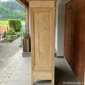 hergerichteter Kleiderschrank  Bild 3