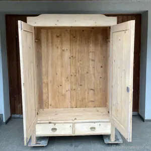 hergerichteter Kleiderschrank 