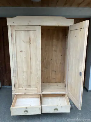 hergerichteter Kleiderschrank  Bild 4