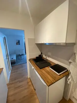 Zu vermieten   Möblierte Wohnung mit 1 Schlafzimmer und Wohnzimmer