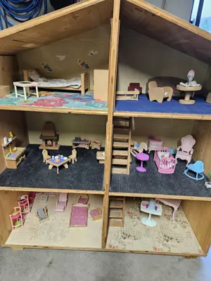 Puppenhaus aus Holz samt Zubehör 