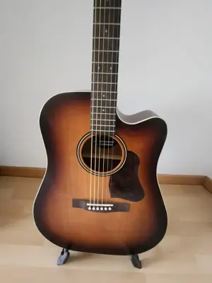 Neuwertige Western-Gitarre zu verkaufen 