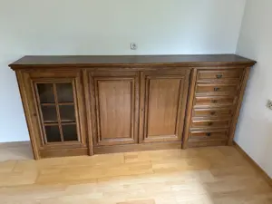 großer Wohnzimmerschrank