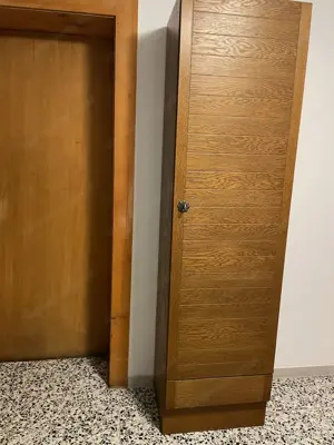 Schrank mit Regalen und Schublade