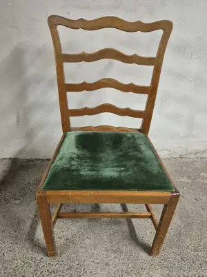 10 antike englische Esszimmerstühle - Der bequeme Blickfang. Bild 2