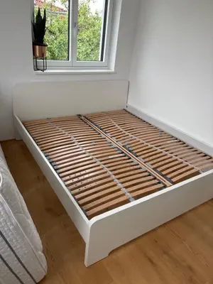 Bett 180x200cm Weiss mit Lattenrost Neuwertig 