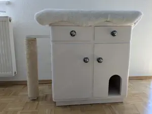 Katzenkästchen mit Kratzbaum