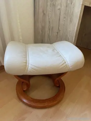 Verstellbarer Ledersessel mit Tischlein und mit Hocker Bild 3