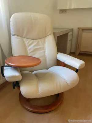 Verstellbarer Ledersessel mit Tischlein und mit Hocker