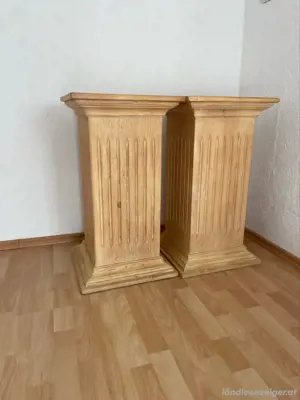 zwei Holz-Säulen 