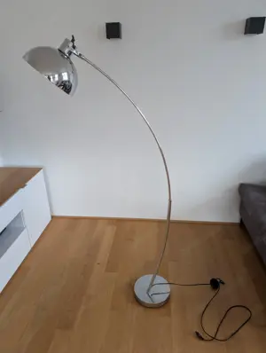Stehlampe gebogen