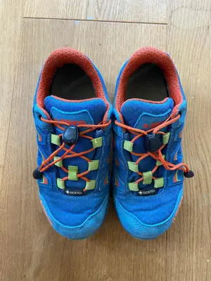 Turnschuh der Marke Lowa, Größe 28