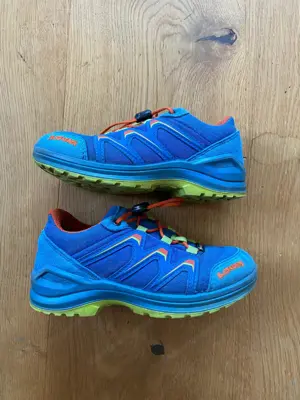 Turnschuh der Marke Lowa, Größe 28 Bild 3