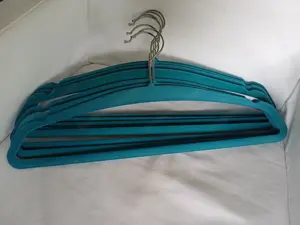 8 platzsparende, schmale Kleiderbügel, neuwertig