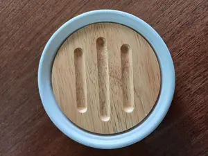 Schöne Seifenschale aus Keramik und Holz