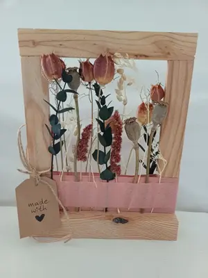 Hübsche Deko, Holzrahmen mit Blumendeko