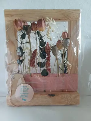 Hübsche Deko, neu, Holzrahmen mit Blumendeko Bild 2