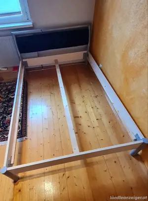Bettgestell mit Lattenrost