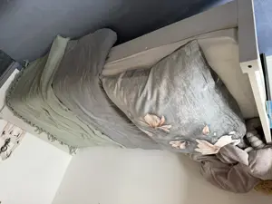 Einzelbett 90 200 mit Lattenrost und Matratze
