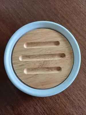 Schöne Seifenschale aus Keramik und Holz Bild 1