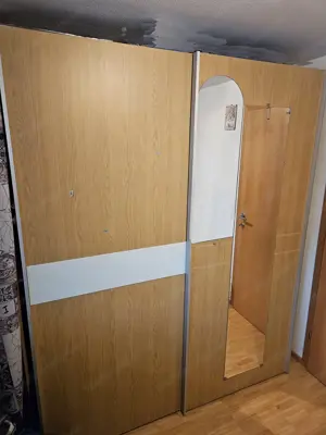 Kleider Schrank 