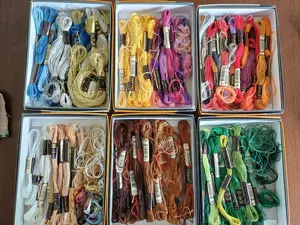 Stickgarne in allen Farben, 3 Stickrahmen und 2 Bänder zum besticken