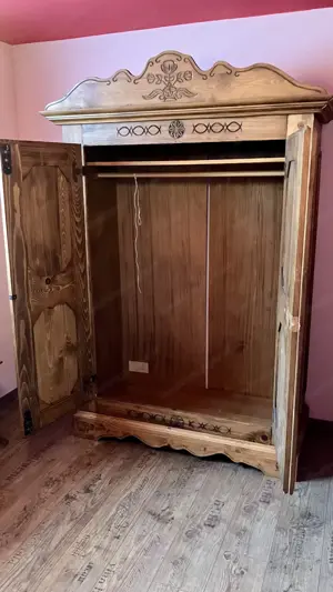 Holzschrank mit Schnitzereien Bild 2