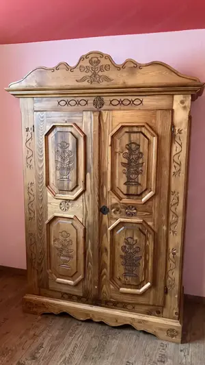 Holzschrank mit Schnitzereien