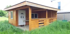 Gartenhaus mit überdachtem Sitzplatz