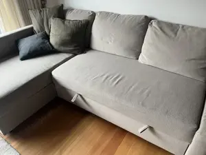 Schönes bequemes Ecksofa mit Bettfunktion