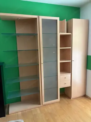 Wohnzimmerschrank mit Glasregalböden