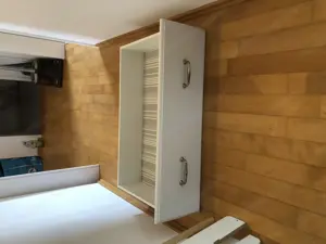 Weißer Schrank Vollholz für Kinderzimmer  Bild 6