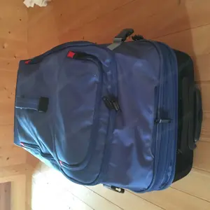 Blauer Reisetaschen-Koffertrolly groß, unten Hartschale, oben expandierbar