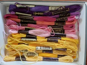 Stickgarne in allen Farben, 3 Stickrahmen und 2 Bänder zum besticken Bild 5