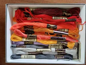 Stickgarne in allen Farben, 3 Stickrahmen und 2 Bänder zum besticken Bild 6