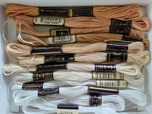 Stickgarne in allen Farben, 3 Stickrahmen und 2 Bänder zum besticken Bild 7