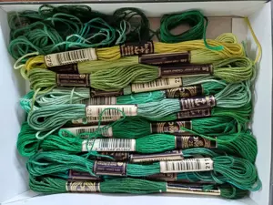Stickgarne in allen Farben, 3 Stickrahmen und 2 Bänder zum besticken Bild 10