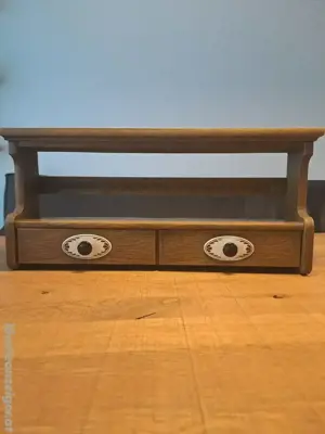Wandregal aus Kunststoff