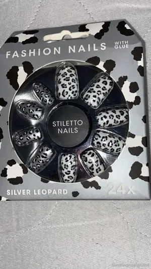klebe nägel