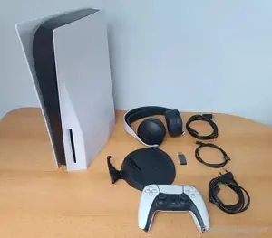 PlayStation 5 sony mit kopförer und controller 